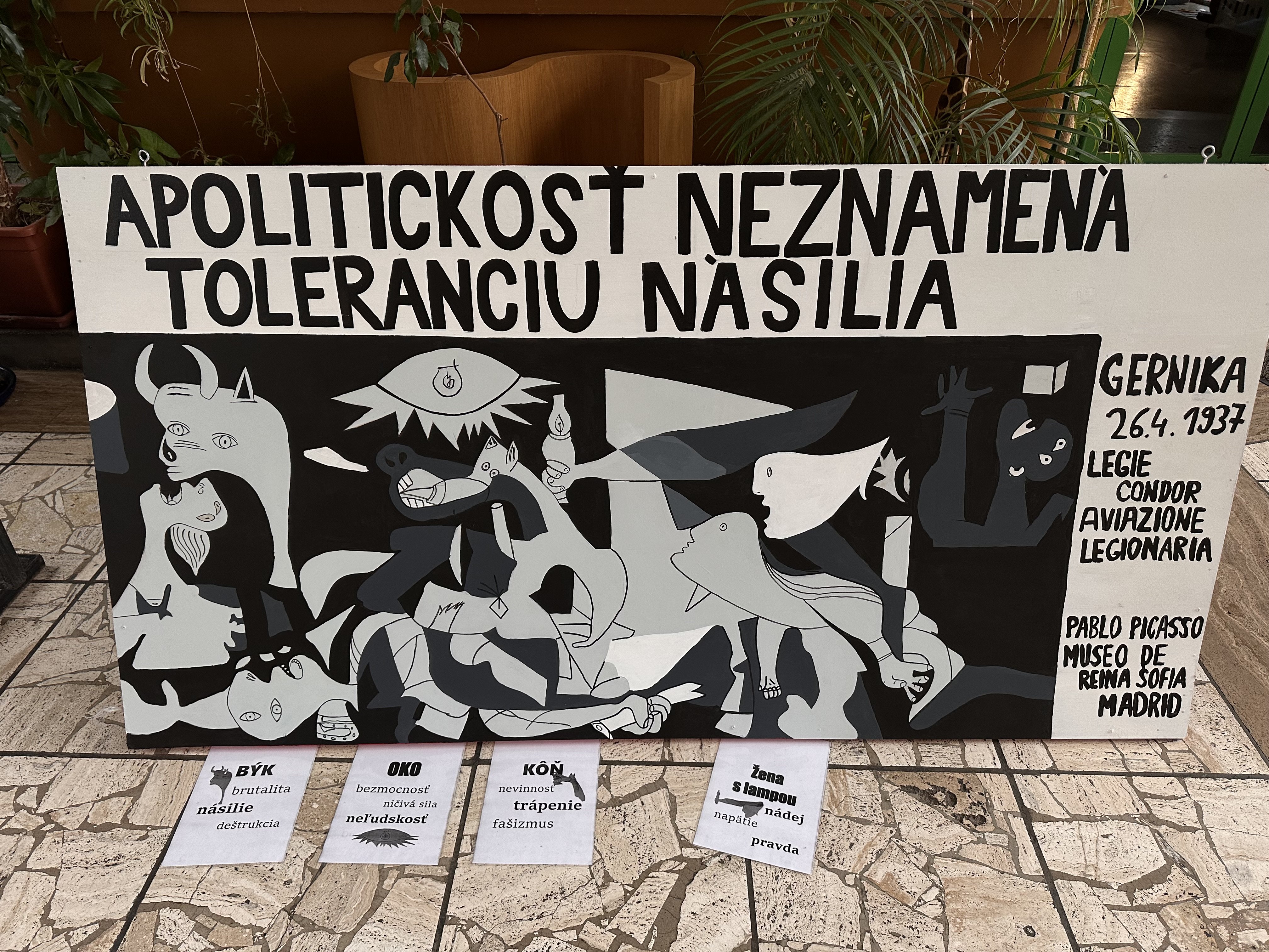 Mier nie je samozrejmosť - Atmosféra vo vestibule