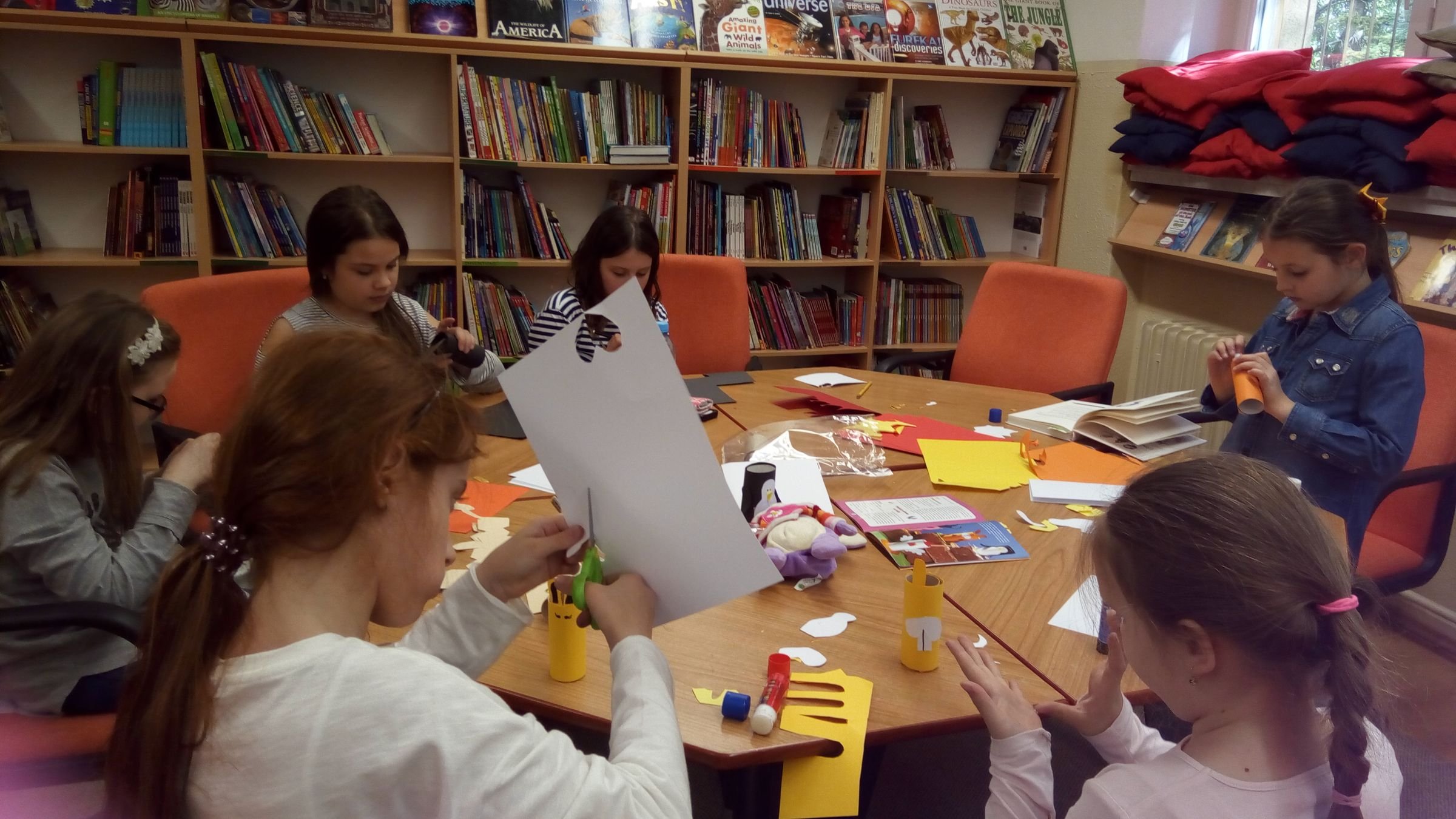 Čitateľský krúžok a výroba darčekov pre nových prvákov