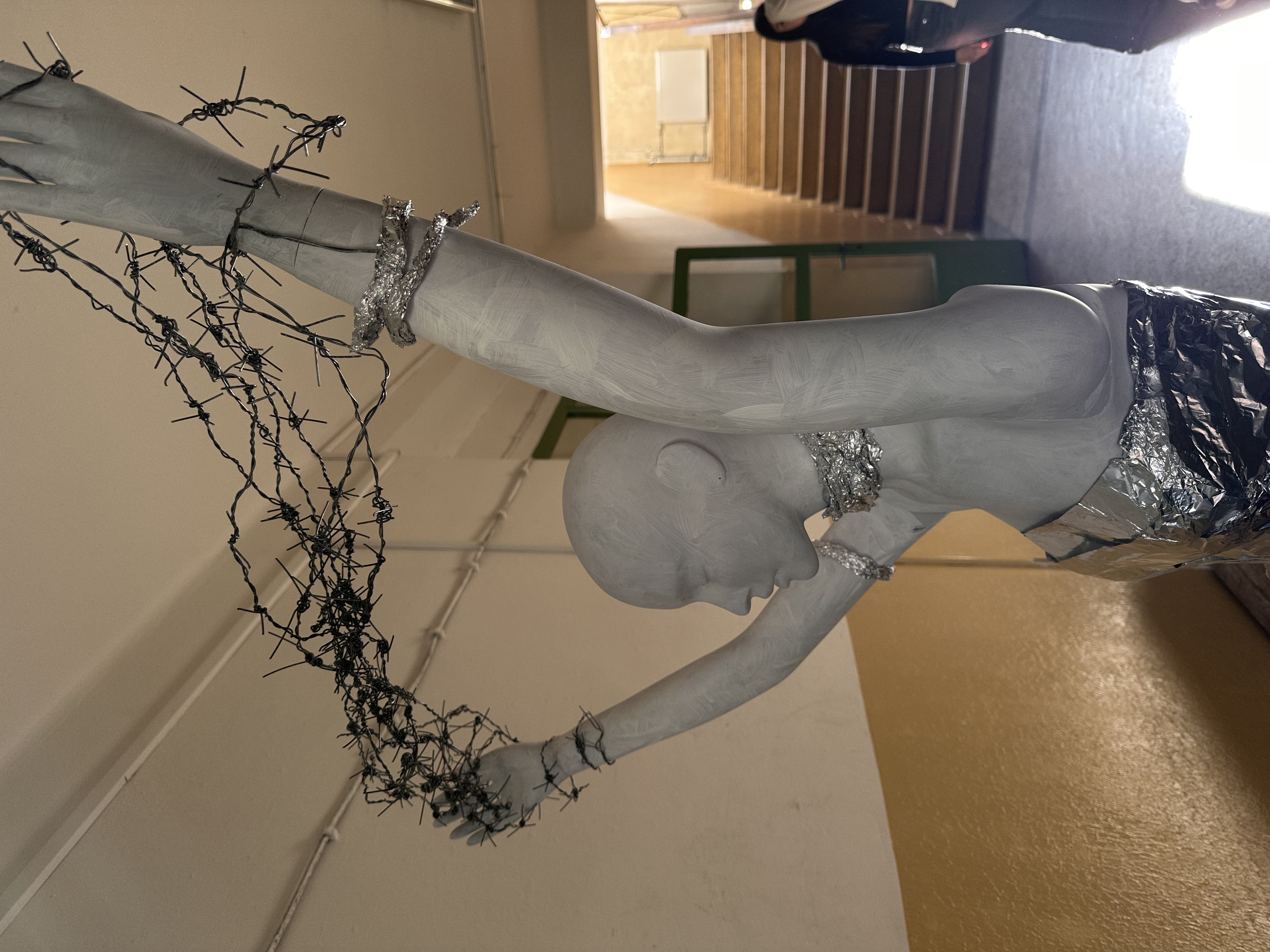 Mier nie je samozrejmosť - Atmosféra vo vestibule